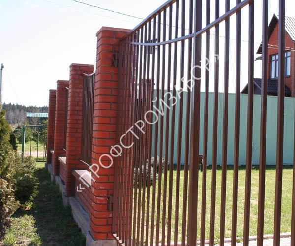 Комбинированный секционный забор с кирпичными столбами