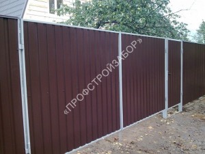 Забор для дачи из профнастила коричневый с белыми вставками