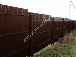 Сплошной коричневый забор для дачи из профнастила