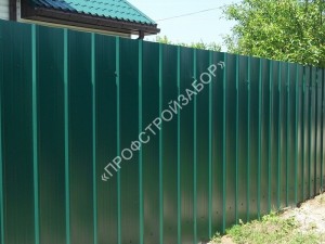 Зелёный забор для дачи из профнастила