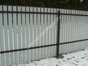 Белый забор для дачи из металлического штакетника