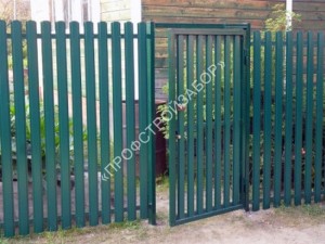 Забор с калиткой для дачи из металлического штакетника