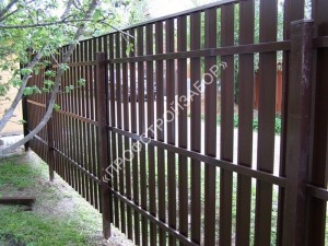 Коричневый забор для дачи из металлического штакетника
