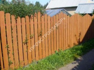 Светло-коричневый забор для дачи из деревянного штакетника