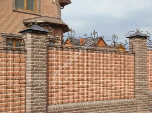 Забор из профнастила с имитацией кирпича