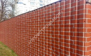 Забор из профнастила с имитацией красного кирпича