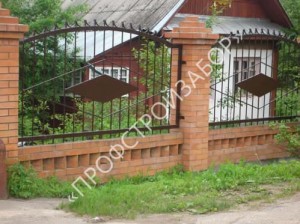 Комбинированный кованый забор для дачи с кирпичными столбами